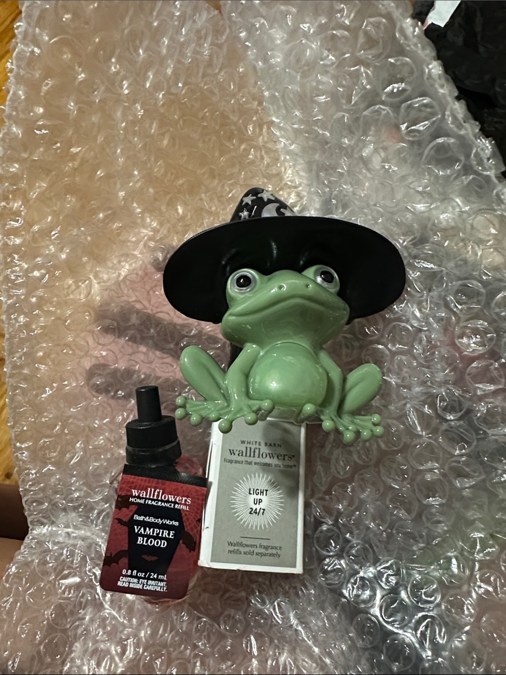 New bath and body works Green Frog Witch Hat wallflower- inc. one scent